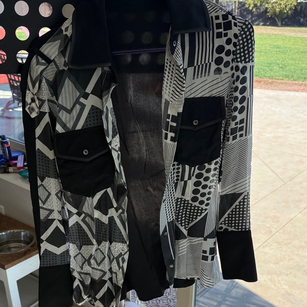 Mondo Guerra women’s Geometric Pattern Black & White Lightweight blouse